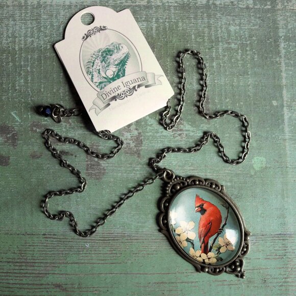 Retro Cardinal Bird Ornate Pendant Necklace - Oval Glass‎ Vintage Retro Jewelry - Picture 6 of 6